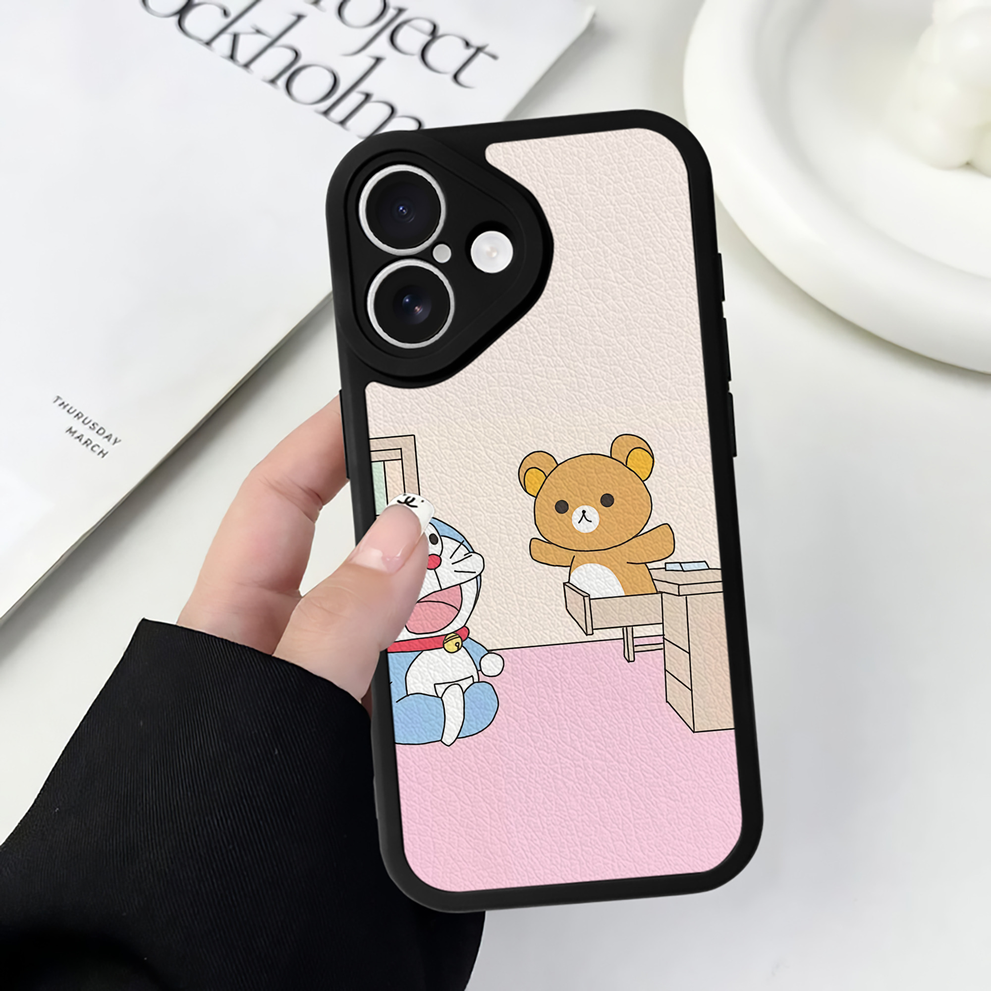 （画像用） ドラえもん Doraemon 【iPhone 16シリーズ対応】シリコンスマホケース（レザー調） 材質：シリコン